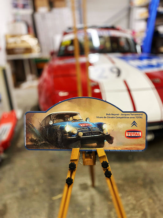 Rally plate “Citroën DS – Coupé – graphic – with TOTAL” – limited series of 100 copies
